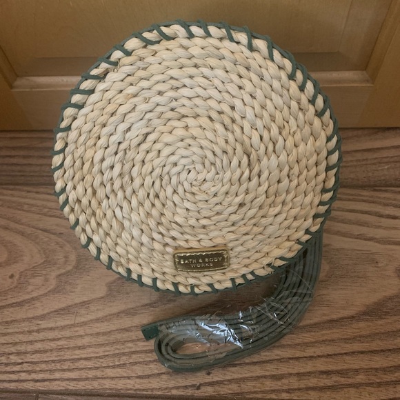 Bath and body works bbw Round Woven Crossbody cosmetic bag/small bag/boho bag - Picture 2 of 8